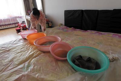 桐梓楼上漏水，住户失联，小区没物管，业主维权难！律师来支招……